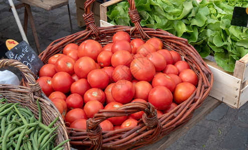 市场上装满西红柿的维基篮子图片