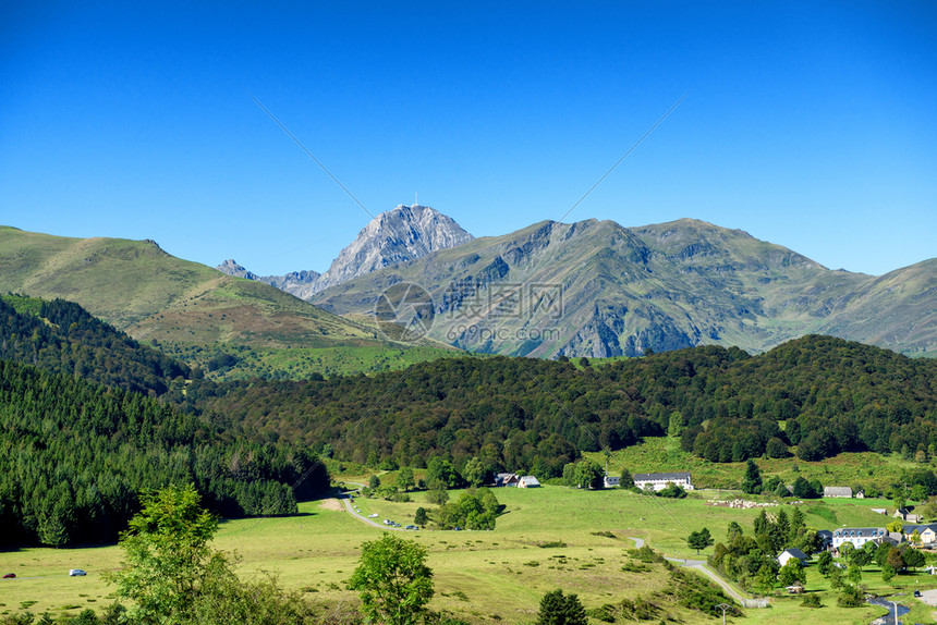 比利牛斯山脉的地景观其背是皮克米迪德比戈尔山地图片