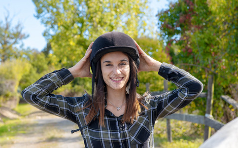 一个戴着头盔的快乐女骑师肖像图片