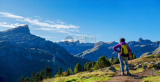 一名在皮克奥索附近的比利牛斯山上行走的妇女徒步旅行者图片