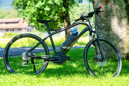 草地上的电动山自行车背景图片
