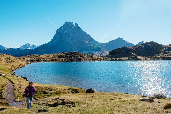 在皮克奥索附近的比利牛斯山脉中一位妇女徒步旅行者图片