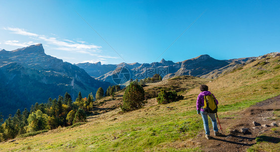 一名在皮克奥索附近的比利牛斯山上行走的妇女徒步旅行者图片