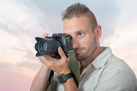一名年轻男子摄影师带有Dslr相机图片
