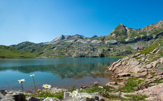比利牛斯山脉的伊坦湖风景图片