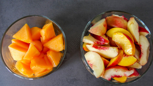 两碗有切水果的玻璃碗风景顶端图片