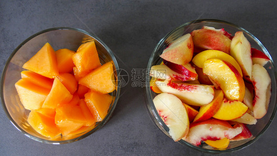 两碗有切水果的玻璃碗风景顶端图片