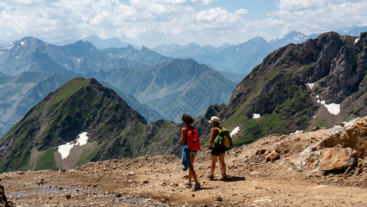两名妇女徒步旅行者在比利牛斯里德格尔皮克米迪高的足迹上图片