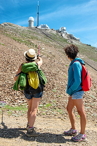 法国比利牛斯州雷市皮克米迪德比格尔的足迹上有两名妇女徒步旅行者图片