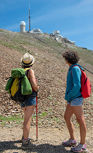 两名妇女徒步旅行者在比利牛斯里德格尔皮克米迪高的足迹上图片