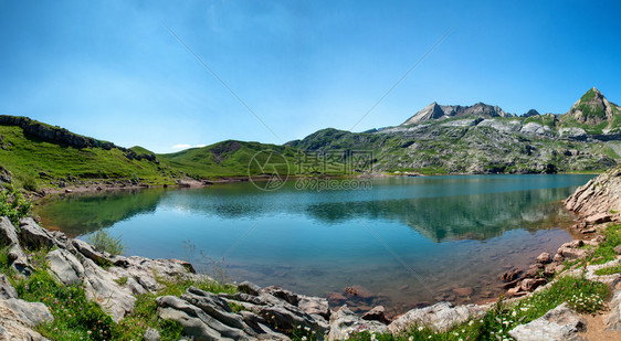 比利牛斯山脉的伊坦湖风景图片