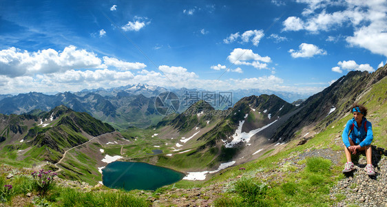 法国山丘的一星湖景象图片