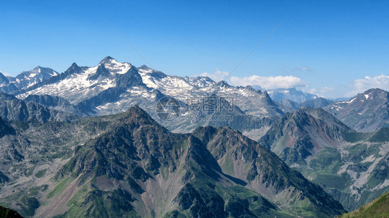 比利牛斯山脉的风景图片