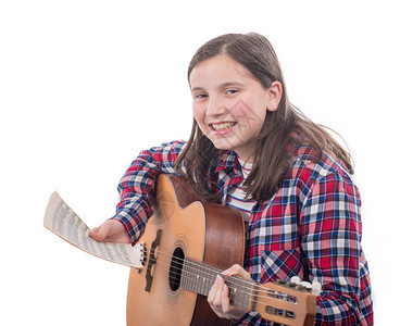 一个笑着的少女在白色上弹声吉他图片