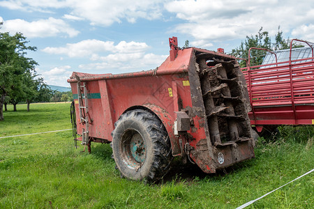 一种在田地中散播粪肥的机器图片