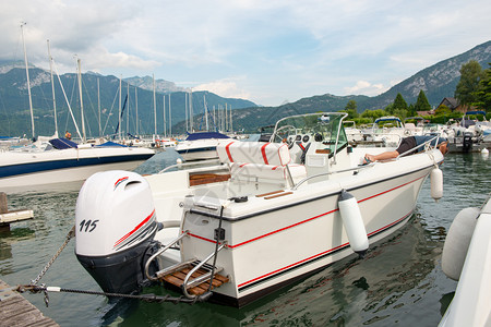 Annecy湖圣焦约兹港的一艘机动船图片