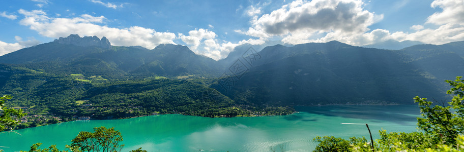 法国阿尔卑斯山的安妮西湖全景图片