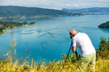 摄影师在法国安妮西湖拍照图片
