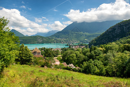 在法国阿尔卑斯山与杜丁特村的安妮西湖风景图片