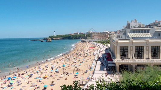 法国比亚里兹市海滩的全景图片