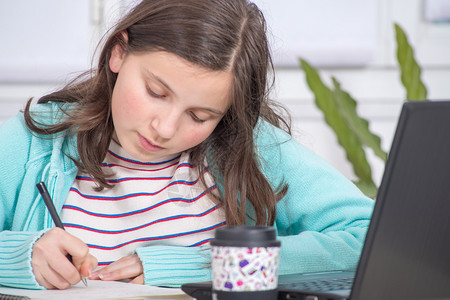 一个年轻少女正在做家庭作业图片