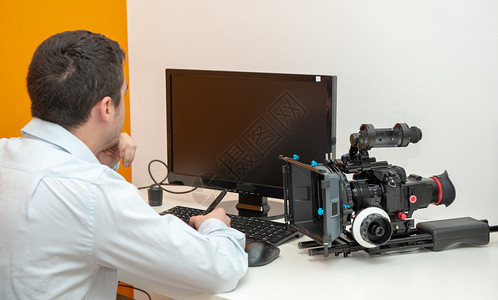 一名青年男子设计师使用图形平板电脑进行视频编辑图片
