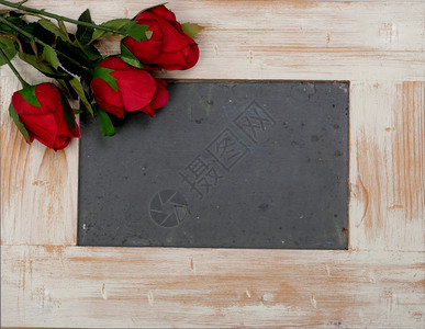 一个浪漫的概念一个有三朵玫瑰的小黑板图片