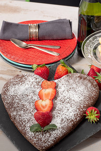 心形巧克力蛋糕和草莓图片