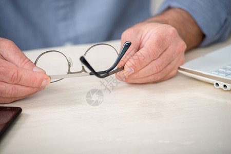 一个戴眼镜的老人手紧地地地地着一个戴眼镜的老人手图片