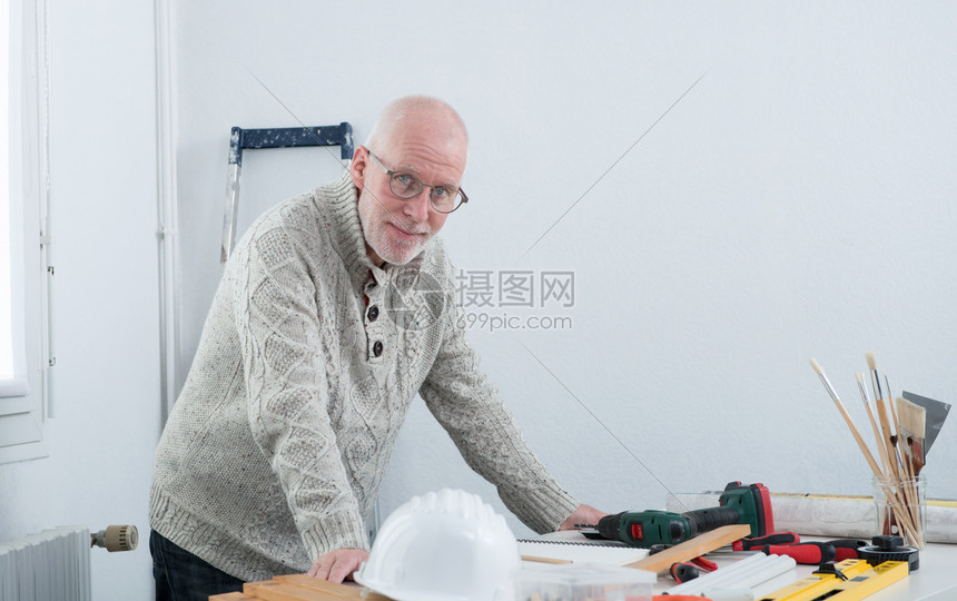 成熟男子在家做diy的肖像高清图片下载 正版图片 摄图网