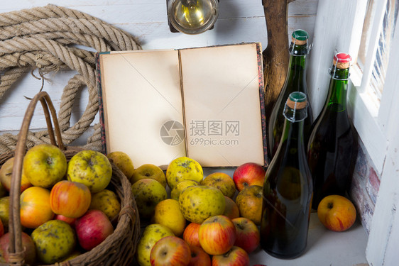 一篮苹果瓶酒和旧笔记本图片