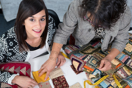 女裁缝和她的学徒织杂物布料图片