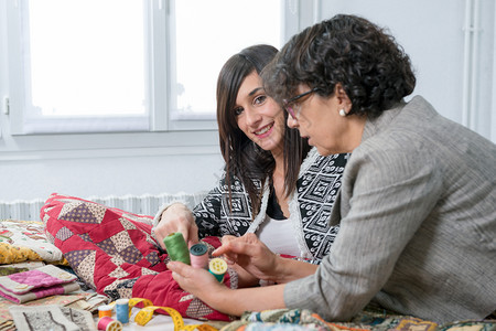 女裁缝和她的学徒织杂物布料图片