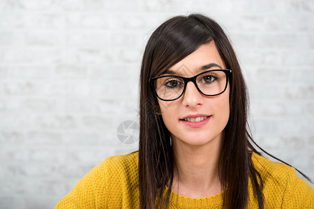 穿着黄色衣服的年轻黑发微笑着的女人图片