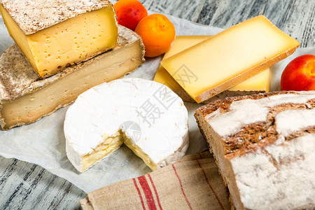 不同的法国奶酪和一种粗面包图片