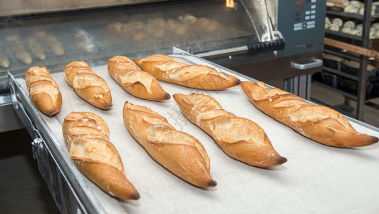 法国面包从烤箱里拿出来图片