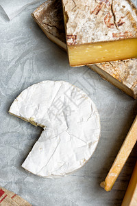 不同的法国奶酪诺曼底和萨沃伊图片