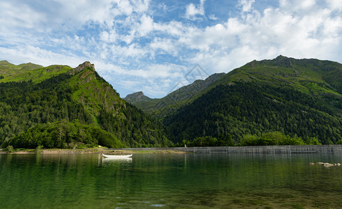 法国比利牛斯山脉的湖图片