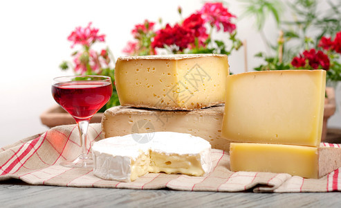 不同的法国奶酪加一杯红酒图片
