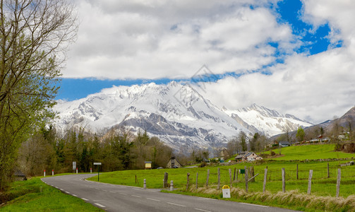 春天法国比利牛斯山脉的风景图片