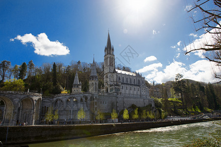 法国卢尔德大教堂的视图图片