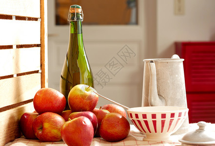 诺曼底酒瓶与新鲜苹果图片