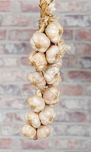 砖墙上一串大蒜图片素材
