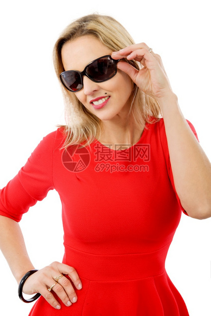 穿红裙子戴墨镜的中年妇女图片