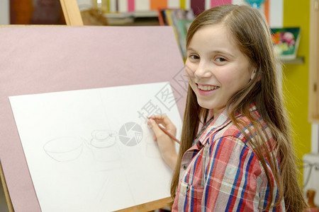 微笑的年轻艺术家女孩图片