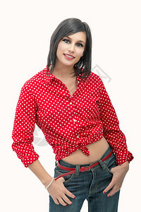 一位穿着红衬衫的美丽年轻黑发女人肖像图片