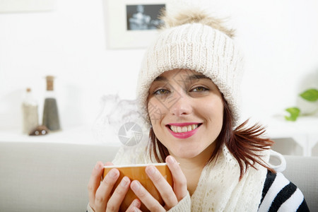 漂亮的年轻姑娘喝茶图片