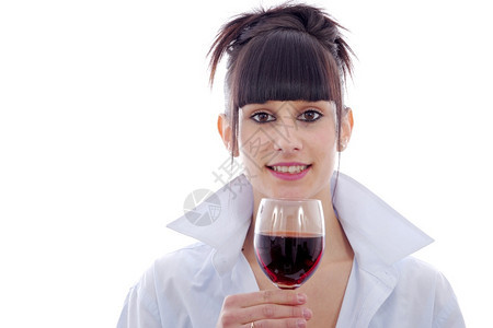 年轻的黑发女人喝着一杯红酒孤立在白色背景上图片