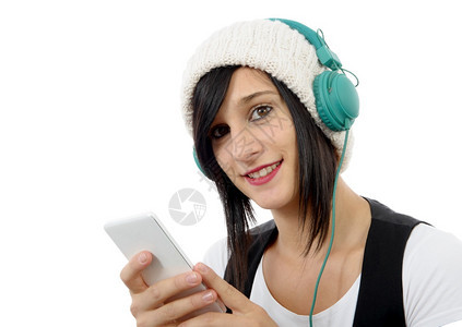 青黑头发的年轻青用耳机和电话白收听音乐图片