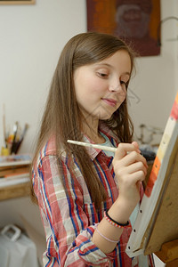 正在画画的年轻女孩图片